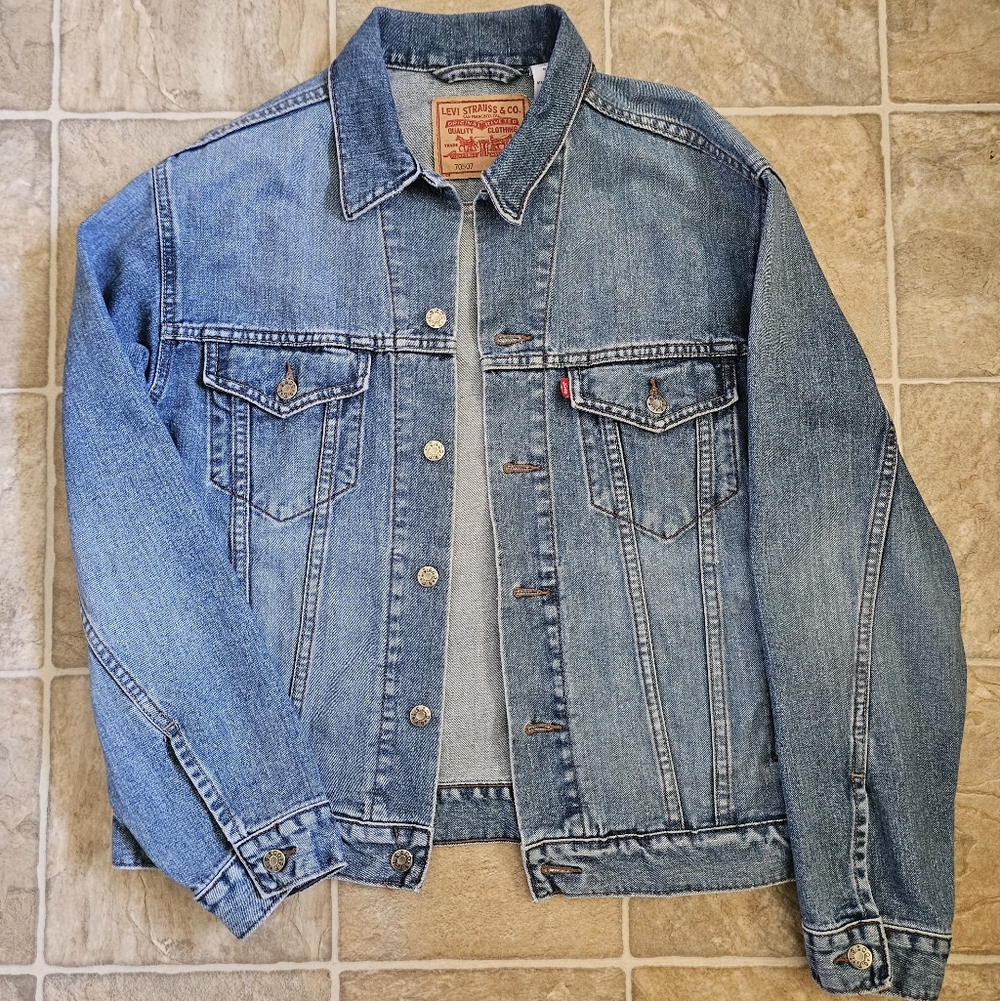 Levi's Light Blue Vintage-Style Denim Jacket - Picture 4 of 9